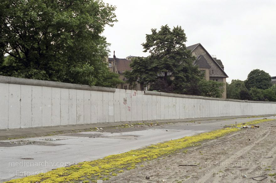 Berlin. Ehemalige DDR-Grenze zwischen Kreuzberg und Mitte am Bethaniendamm
16. 6. 1990. Berlin. Ehemalige DDR-Grenze zwischen Kreuzberg und Mitte am Bethaniendamm. Berliner Mauer
Schlüsselwörter: Berlin;Berlin Wall;Berliner Mauer;Bethaniendamm;DDR;Engeldamm;GDR;Germany;Grenze;Mitte;1990;Ostberlin