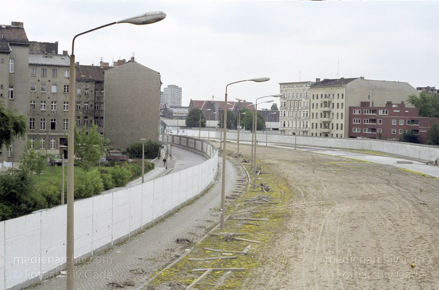 Berlin. Ehemalige DDR-Grenze zwischen Kreuzberg und Mitte am Bethaniendamm
16. 6. 1990. Berlin. Ehemalige DDR-Grenze zwischen Kreuzberg und Mitte am Bethaniendamm. Berliner Mauer
Schlüsselwörter: Berlin;Berlin Wall;Berliner Mauer;Bethaniendamm;DDR;Engeldamm;GDR;Germany;Grenze;Mitte;1990;Ostberlin