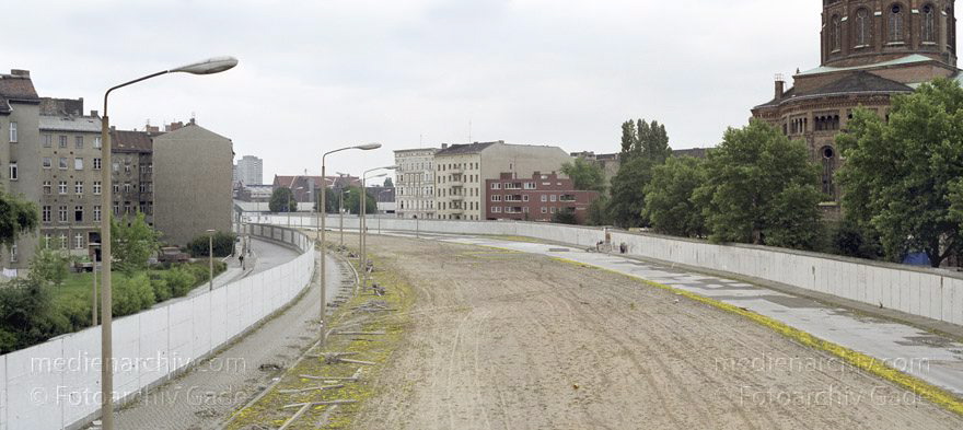 Berlin. Ehemalige DDR-Grenze zwischen Kreuzberg und Mitte am Bethaniendamm
16. 6. 1990. Berlin. Ehemalige DDR-Grenze zwischen Kreuzberg und Mitte am Bethaniendamm. Berliner Mauer
Schlüsselwörter: Berlin;berlin wall;Berliner Mauer;Bethaniendamm;DDR;Engeldamm;GDR;Germany;Grenze;Mitte;Ostberlin;1990;St-Thomas-Kirche