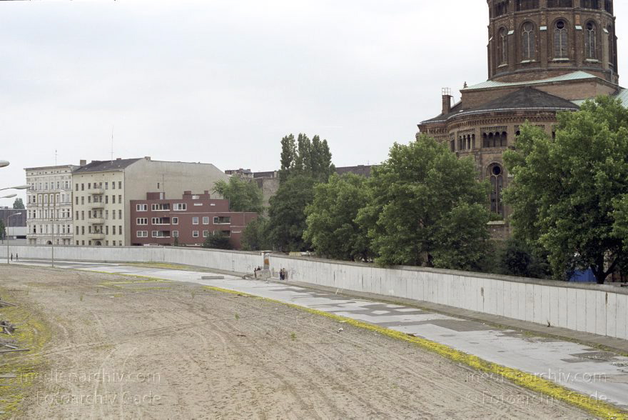 Berlin. Ehemalige DDR-Grenze zwischen Kreuzberg und Mitte am Bethaniendamm
16. 6. 1990. Berlin. Ehemalige DDR-Grenze zwischen Kreuzberg und Mitte am Bethaniendamm. Berliner Mauer
Schlüsselwörter: Berlin;berlin wall;Berliner Mauer;Bethaniendamm;DDR;Engeldamm;GDR;Germany;Grenze;Mitte;Ostberlin;1990;St-Thomas-Kirche