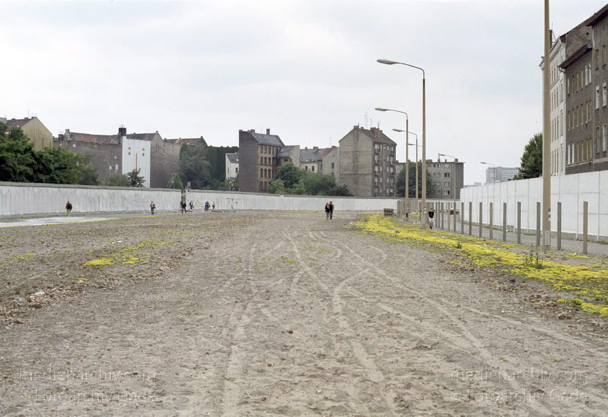Berlin. Ehemalige DDR-Grenze zwischen Kreuzberg und Mitte am Bethaniendamm
16. 6. 1990. Berlin. Ehemalige DDR-Grenze zwischen Kreuzberg und Mitte am Bethaniendamm. Berliner Mauer
Schlüsselwörter: Berlin;Berlin Wall;Berliner Mauer;Bethaniendamm;DDR;Engeldamm;GDR;Germany;Grenze;Mitte;1990;Ostberlin