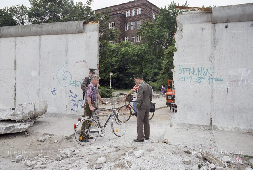 Berlin. Ehemalige DDR-Grenze zwischen Kreuzberg und Mitte am Bethaniendamm
16. 6. 1990. Berlin. Ehemalige DDR-Grenze zwischen Kreuzberg und Mitte am Bethaniendamm. Berliner Mauer. Mann mit Fahrrad bei Grenzposten
Schlüsselwörter: Berlin;berlin wall;Berliner Mauer;Bethaniendamm;DDR;Engeldamm;GDR;Germany;Grenze;Grenzposten;Mitte;1990;Ostberlin