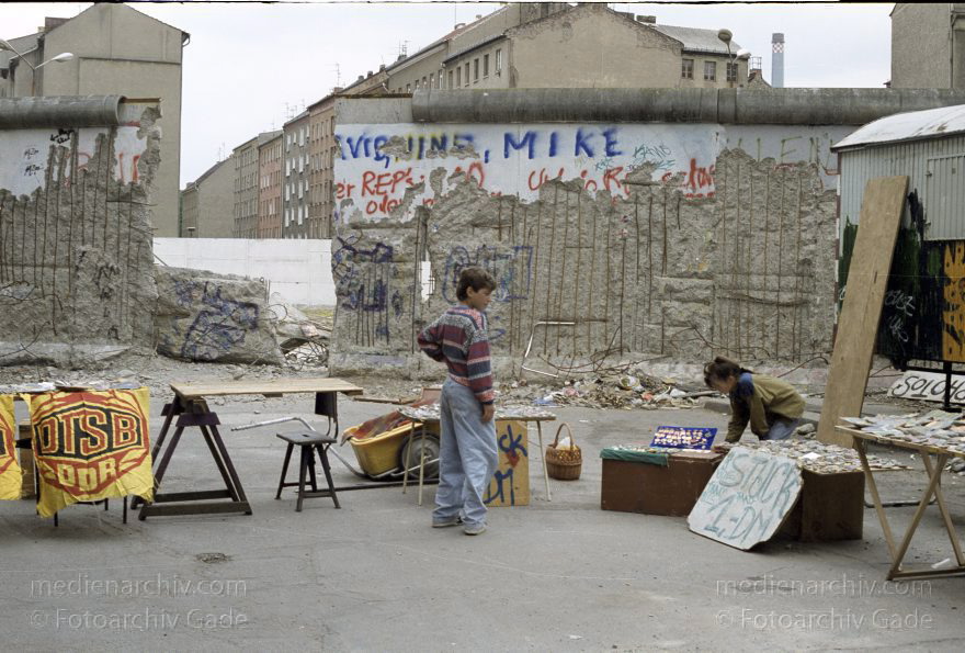 Berlin. Ehemalige DDR-Grenze zwischen Kreuzberg und Mitte am Bethaniendamm
16. 6. 1990. Berlin. Ehemalige DDR-Grenze zwischen Kreuzberg und Mitte am Bethaniendamm. Berliner Mauer
Schlüsselwörter: Berlin;Berlin Wall;Berliner Mauer;Bethaniendamm;DDR;Engeldamm;GDR;Germany;Grenze;Mitte;1990;Ostberlin