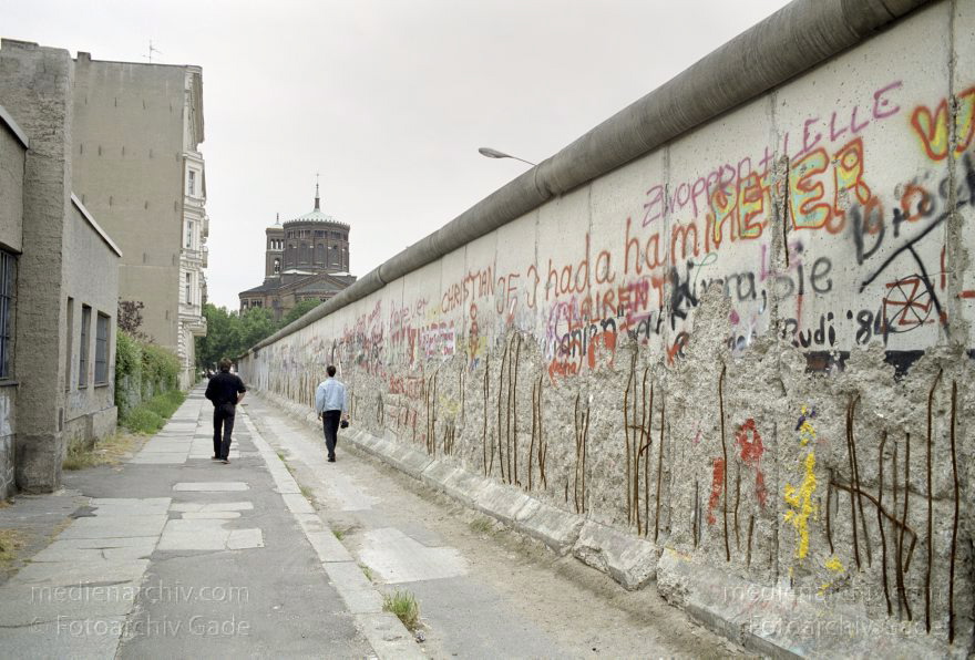 Berlin. Ehemalige DDR-Grenze zwischen Kreuzberg und Mitte am Bethaniendamm
16. 6. 1990. Berlin. Ehemalige DDR-Grenze zwischen Kreuzberg und Mitte am Bethaniendamm. Berliner Mauer
Schlüsselwörter: Berlin;berlin wall;Berliner Mauer;Bethaniendamm;DDR;Engeldamm;GDR;Germany;Grenze;Mitte;Ostberlin;1990;St-Thomas-Kirche