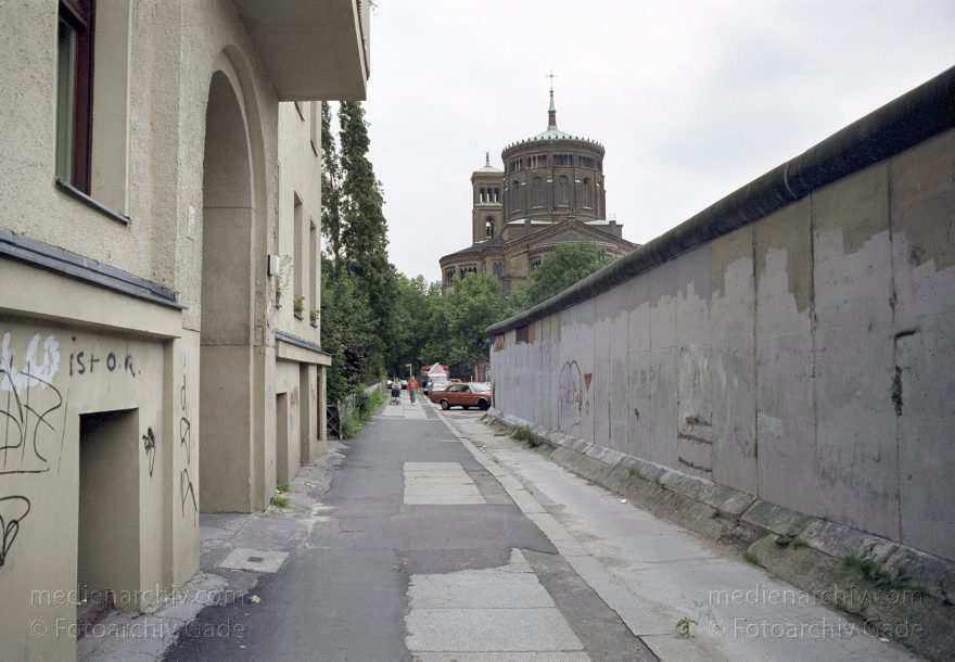 Berlin. Ehemalige DDR-Grenze zwischen Kreuzberg und Mitte am Bethaniendamm
16. 6. 1990. Berlin. Ehemalige DDR-Grenze zwischen Kreuzberg und Mitte am Bethaniendamm. Berliner Mauer
Schlüsselwörter: Berlin;berlin wall;Berliner Mauer;Bethaniendamm;DDR;Engeldamm;GDR;Germany;Grenze;Mitte;Ostberlin;1990;St-Thomas-Kirche