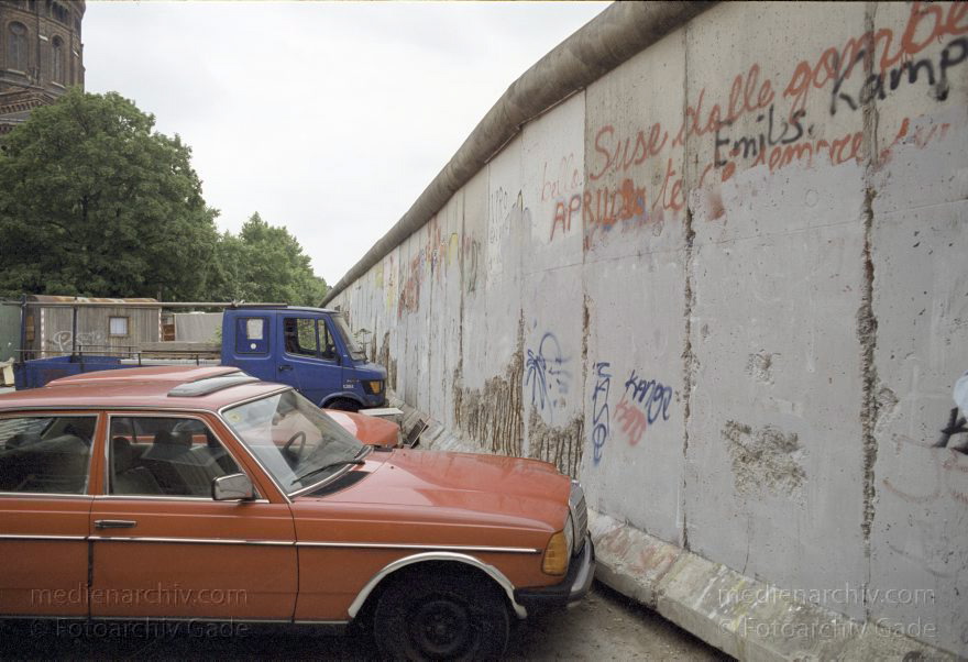 Berlin. Ehemalige DDR-Grenze zwischen Kreuzberg und Mitte am Bethaniendamm
16. 6. 1990. Berlin. Ehemalige DDR-Grenze zwischen Kreuzberg und Mitte am Bethaniendamm. Berliner Mauer
Schlüsselwörter: Berlin;Berlin Wall;Berliner Mauer;Bethaniendamm;DDR;Engeldamm;GDR;Germany;Grenze;Mitte;1990;Ostberlin
