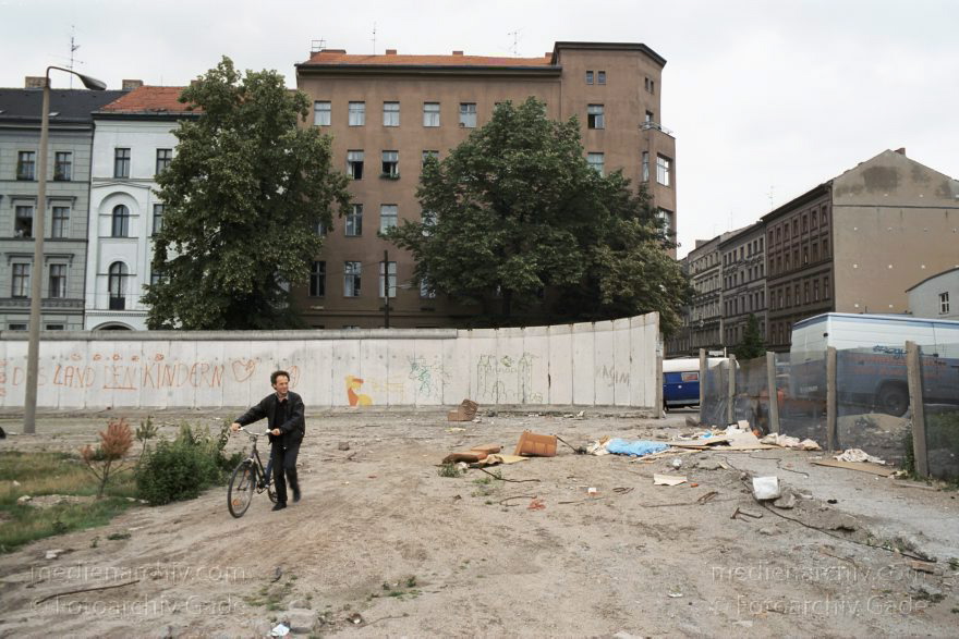 Berlin. Kreuzberg. Berliner Mauer am Bethaniendamm
16. Juni 1990. Berlin. Kreuzberg. Mitte. DDR Grenze. Mauerstreifen im Bereich Bethaniendamm. Waldemarstr
Schlüsselwörter: Berlin;berlin wall;Berliner Mauer;DDR;DDR Grenze;Deutsche Demokratische Republik;Deutschland;GDR;Germany;Grenze;iron curtain;Kreuzberg;Mauer;Mitte;Ostberlin;1990;Ostzone