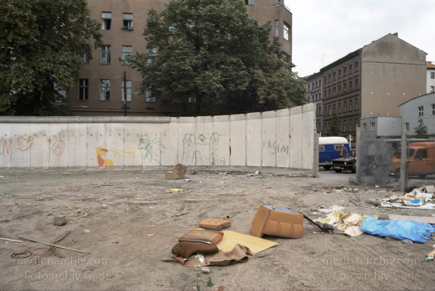 Berlin. Kreuzberg. Berliner Mauer am Bethaniendamm
16. Juni 1990. Berlin. Kreuzberg. Mitte. DDR Grenze. Mauerstreifen im Bereich Bethaniendamm. Waldemarstr
Schlüsselwörter: Berlin;berlin wall;Berliner Mauer;DDR;DDR Grenze;Deutsche Demokratische Republik;Deutschland;GDR;Germany;Grenze;iron curtain;Kreuzberg;Mauer;Mitte;Ostberlin;1990;Ostzone