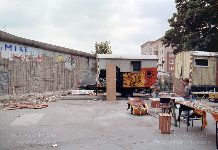 Berliner Mauer. Verkaufsstand für Mauerreste
16.09.1990. Berlin. Bauwagen im Mauerabschnitt Bethaniendamm in Kreuzberg. Berliner Mauer. Verkaufsstand für Mauerreste
Schlüsselwörter: Berlin;berlin wall;Berliner Mauer;DDR;DDR Grenze;Deutsche Demokratische Republik;Deutschland;GDR;Germany;Grenze;iron curtain;Kreuzberg;Ostberlin;1990;Ostzone