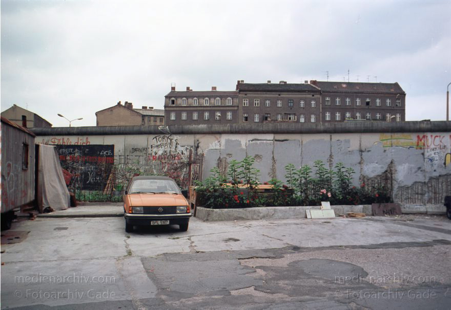 Berliner Mauer
16.09.1990 Parkplätze im Mauerbereich Bethaniendamm mit Blick auf die St. Thomas Kirche.
Schlüsselwörter: Berlin;berlin wall;Berliner Mauer;DDR;DDR Grenze;Deutsche Demokratische Republik;Deutschland;GDR;Germany;Grenze;iron curtain;Kreuzberg;Mitte;Ostberlin;1990;Ostzone