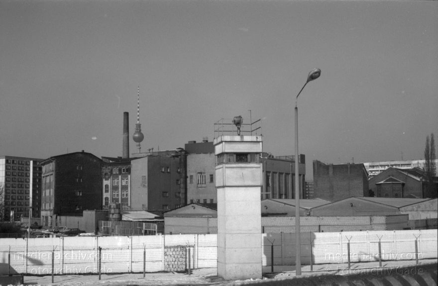 Berlin. Kreuzberg. DDR Grenze. Berliner Mauer an der Waldemarstraße. Wachturm
Februar 1987. Berlin. Mitte. Kreuzberg. DDR Grenze. Berliner Mauer an der Waldemarstraße. Wachturm
Schlüsselwörter: Berlin;berlin wall;Berliner Mauer;DDR;DDR Grenze;Deutschland;GDR;Germany;Grenze;iron curtain;Kreuzberg;Mitte;Ostberlin;Ostzone;1987;Wachturm