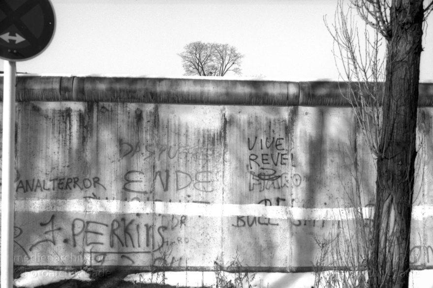 Berlin. Kreuzberg. DDR Grenze. Berliner Mauer an der Waldemarstraße
Februar 1987. Berlin. Mitte. Kreuzberg. DDR Grenze. Berliner Mauer an der Waldemarstraße
Schlüsselwörter: Berlin;berlin wall;Berliner Mauer;DDR;DDR Grenze;Deutschland;GDR;Germany;Grenze;iron curtain;Kreuzberg;Mitte;Ostberlin;1987;Ostzone