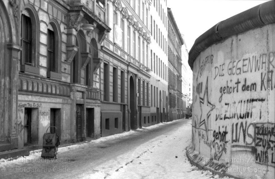 Berlin. Kreuzberg. DDR Grenze. Berliner Mauer an der Waldemarstraße
Februar 1987. Berlin. Mitte. Kreuzberg. DDR Grenze. Berliner Mauer an der Waldemarstraße
Schlüsselwörter: Berlin;berlin wall;Berliner Mauer;DDR;DDR Grenze;Deutschland;GDR;Germany;Grenze;iron curtain;Kreuzberg;Mitte;Ostberlin;Ostzone;1987;Waldemarstraße