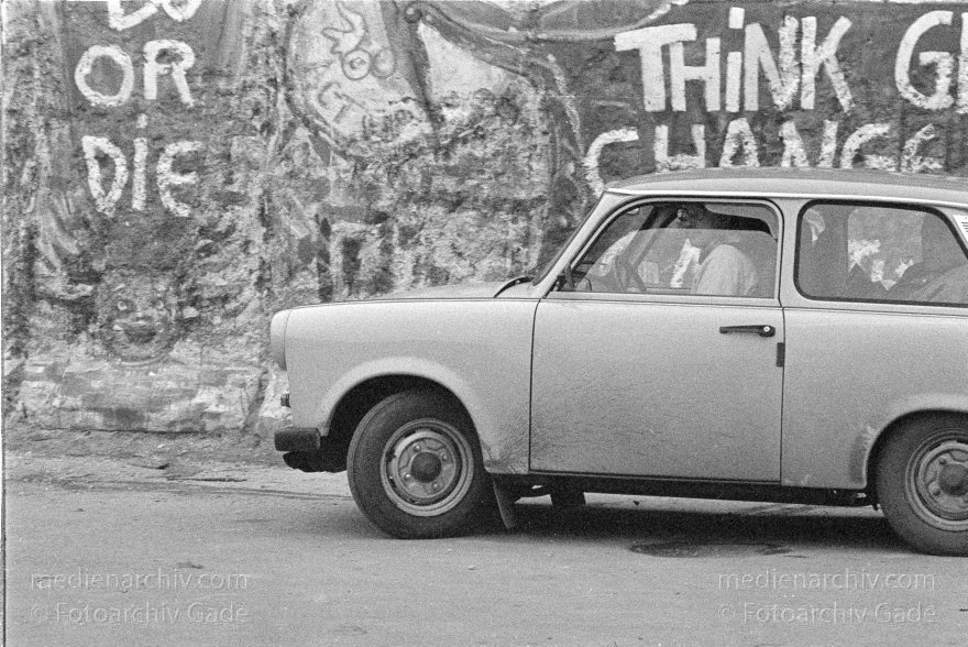 Trabbi an der Berliner Mauer
Februar. 1990. Berlin. Berliner Mauer. DDR Grenze. GDR. Berlin Wall. East German Frontier zwischen Berlin Mitte und Kreuzberg am Bethaniendamm. Auto Trabbi. Trabant
Schlüsselwörter: Auto;Berlin;berlin wall;Berliner Mauer;DDR;DDR Grenze;Deutsche Demokratische Republik;Deutschland;GDR;Germany;Grenze;iron curtain;Kreuzberg;Mauer;Ostberlin;Ostzone;Trabant;1990;Trabbi