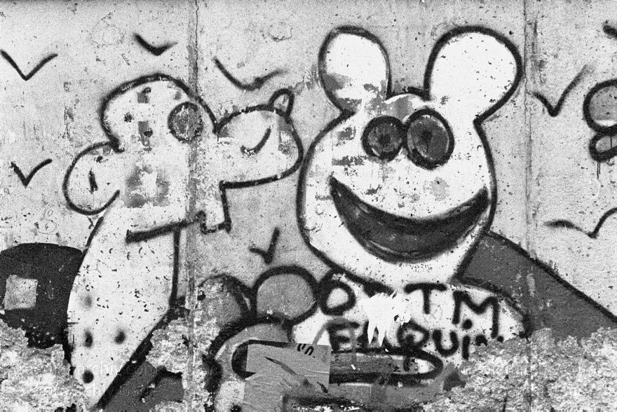 Berliner Mauer. Mauerspechte beim Aushauen von Mauerstücken
Februar 1990. Berlin-Kreuzberg. Graffiti an der Mauer. Mauerspechte beim Aushauen von Mauerstücken
Schlüsselwörter: Berlin;berlin wall;Berliner Mauer;DDR;DDR Grenze;Deutsche Demokratische Republik;Deutschland;GDR;Germany;Graffity;Grenze;iron curtain;Kreuzberg;Malerei;Mauer;Ostberlin;1990;Ostzone