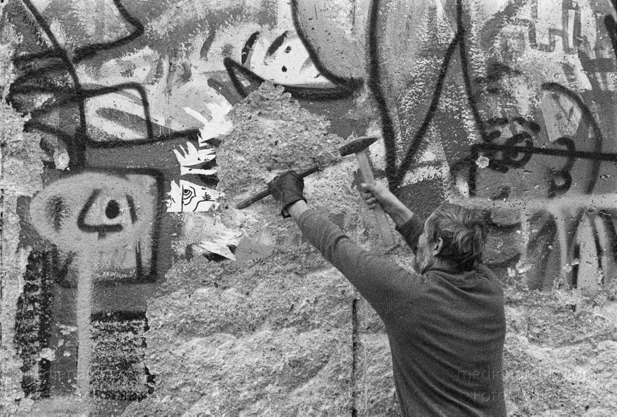 Berliner Mauer zwischen Berlin Mitte und Kreuzberg am Bethaniendamm
Februar. 1990. Berlin. Berliner Mauer. DDR Grenze. GDR. Berlin Wall. East German Frontier zwischen Berlin Mitte und Kreuzberg am Bethaniendamm
Schlüsselwörter: Berlin;berlin wall;Berliner Mauer;DDR;DDR Grenze;Deutsche Demokratische Republik;Deutschland;GDR;Germany;Grenze;iron curtain;Kreuzberg;Mauer;Mauerspecht;Ostberlin;1990;Ostzone