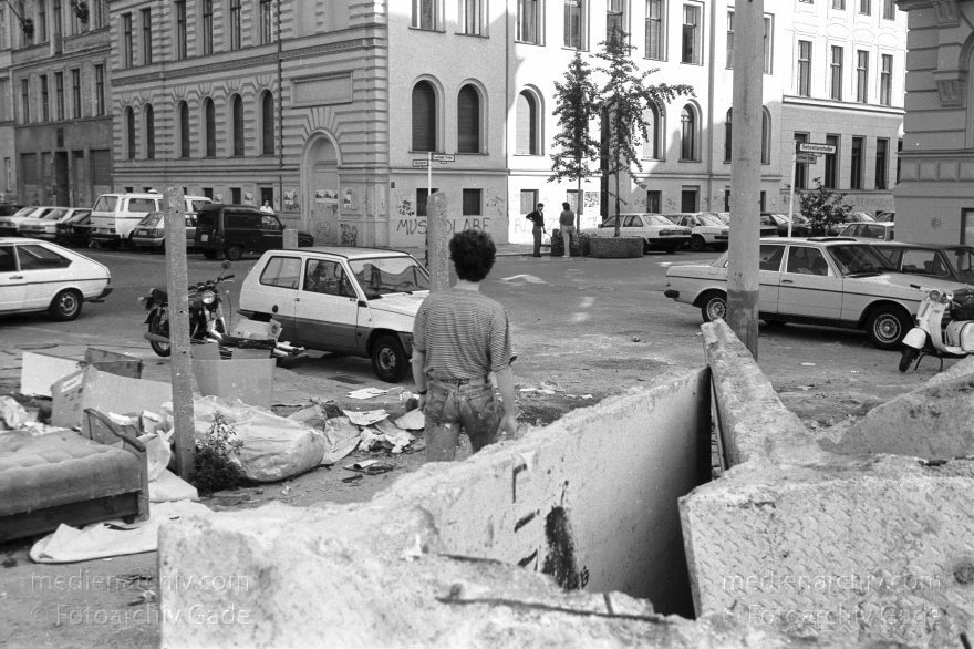 Berlin. Berliner Mauer. Grenze der DDR
16.06.1990. Deutschland. Berlin. Kreuzberg. Berliner Mauer. Grenzstreifen am Bethaniendamm. Ein echter Grenzsoldat im Wachturm.
Schlüsselwörter: Berlin;berlin wall;Berliner Mauer;DDR;DDR Grenze;Deutsche Demokratische Republik;Deutschland;GDR;Germany;Grenze;iron curtain;Mauer;Mitte;Ostberlin;Ostzone;1990;Sebastianstraße
