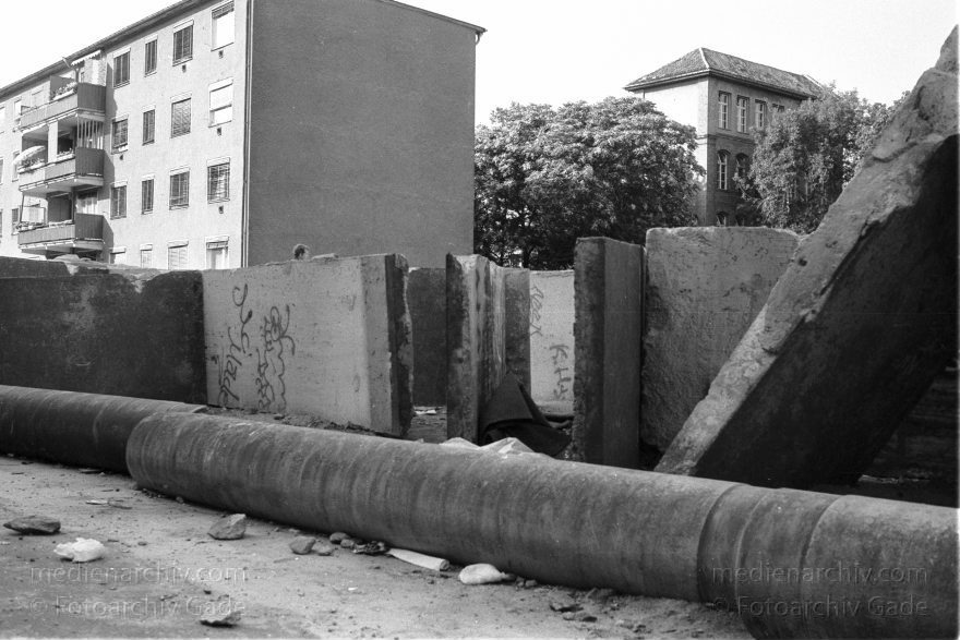 Berlin. Kreuzberg. Berliner Mauer
25. August 1990. Berlin. Kreuzberg. Mitte. Ehemalige DDR Grenze. Mauerstreifen im Gebiet der Sebastianstraße Luckauerstraße
Schlüsselwörter: Berlin;berlin wall;Berliner Mauer;DDR;DDR Grenze;Deutsche Demokratische Republik;Deutschland;GDR;Germany;Grenze;iron curtain;Mauer;Mitte;Ostberlin;Ostzone;1990;Sebastianstraße