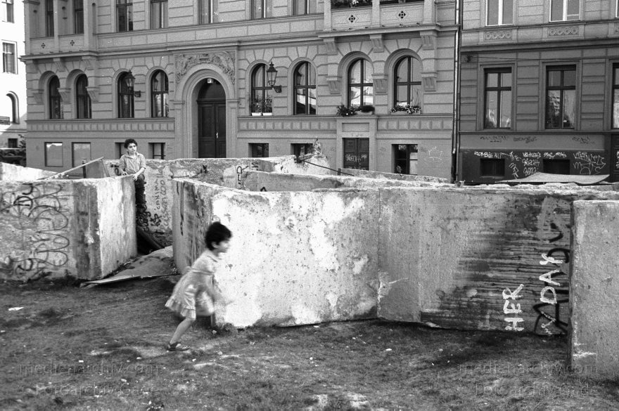 Berlin. Kreuzberg. Berliner Mauer
25. August 1990. Berlin. Kreuzberg. Mitte. Ehemalige DDR Grenze. Mauerstreifen im Gebiet der Sebastianstraße Luckauerstraße
Schlüsselwörter: Berlin;berlin wall;Berliner Mauer;DDR;DDR Grenze;Deutsche Demokratische Republik;Deutschland;GDR;Germany;Grenze;iron curtain;Mauer;Mitte;Ostberlin;Ostzone;1990;Sebastianstraße