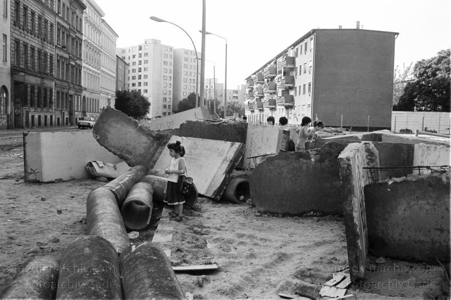Berlin. Kreuzberg. Berliner Mauer
25. August 1990. Berlin. Kreuzberg. Mitte. Ehemalige DDR Grenze. Mauerstreifen im Gebiet der Sebastianstraße Luckauerstraße
Schlüsselwörter: Berlin;berlin wall;Berliner Mauer;DDR;DDR Grenze;Deutsche Demokratische Republik;Deutschland;GDR;Germany;Grenze;iron curtain;Mauer;Mitte;Ostberlin;Ostzone;1990;Sebastianstraße