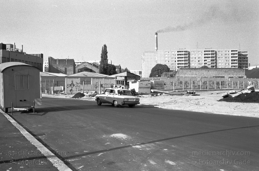 Berlin. Kreuzberg. Berliner Mauer
25. August 1990. Berlin. Kreuzberg. Mitte. Ehemalige DDR Grenze. Mauerstreifen im Gebiet der Sebastianstraße Luckauerstraße
Schlüsselwörter: Berlin;Berlin Wall;Berliner Mauer;DDR;DDR Grenze;Deutsche Demokratische Republik;Deutschland;GDR;Germany;Grenze;iron curtain;Mitte;Ostberlin;1990;Ostzone