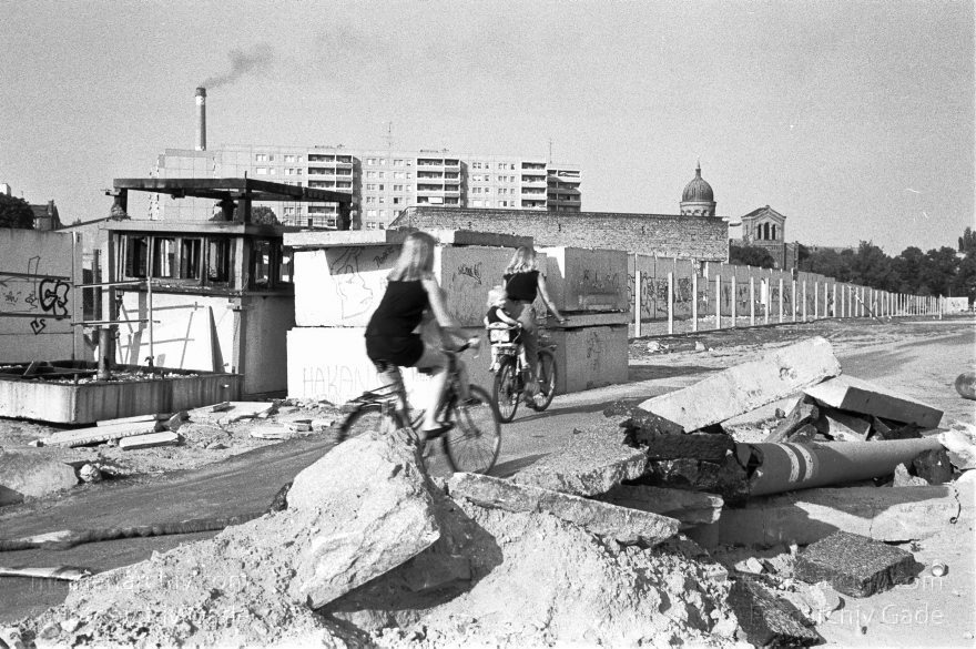 Berlin. Kreuzberg. Berliner Mauer
25. August 1990. Berlin. Kreuzberg. Mitte. Ehemaliger Mauerstreifen im Gebiet zwischen Sebastianstraße Luckauerstraße und Waldemarstraße
Schlüsselwörter: Berlin;berlin wall;Berliner Mauer;DDR;DDR Grenze;Deutsche Demokratische Republik;Deutschland;GDR;Germany;Grenze;iron curtain;Mitte;Ostberlin;1990;Ostzone