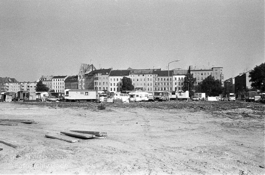 Berlin. Kreuzberg. Berliner Mauer
25. August 1990. Berlin. Kreuzberg. Mitte. Ehemaliger Mauerstreifen im Gebiet zwischen Sebastianstraße Luckauerstraße und Waldemarstraße
Schlüsselwörter: Berlin;berlin wall;Berliner Mauer;DDR;DDR Grenze;Deutsche Demokratische Republik;Deutschland;GDR;Germany;Grenze;iron curtain;Mitte;Ostberlin;1990;Ostzone