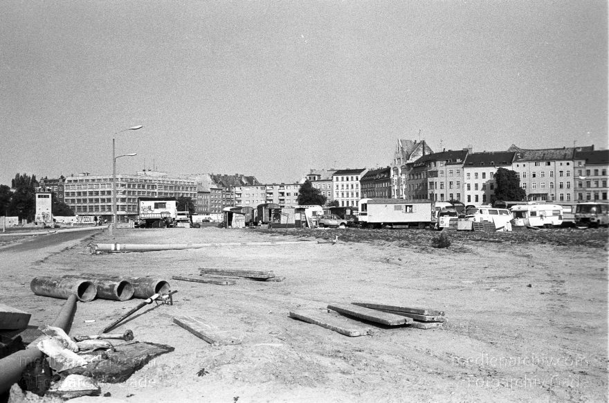 Berlin. Kreuzberg. Berliner Mauer
25. August 1990. Berlin. Kreuzberg. Mitte. Ehemaliger Mauerstreifen im Gebiet zwischen Sebastianstraße Luckauerstraße und Waldemarstraße
Schlüsselwörter: Berlin;berlin wall;Berliner Mauer;DDR;DDR Grenze;Deutsche Demokratische Republik;Deutschland;GDR;Germany;Grenze;iron curtain;Mitte;Ostberlin;1990;Ostzone