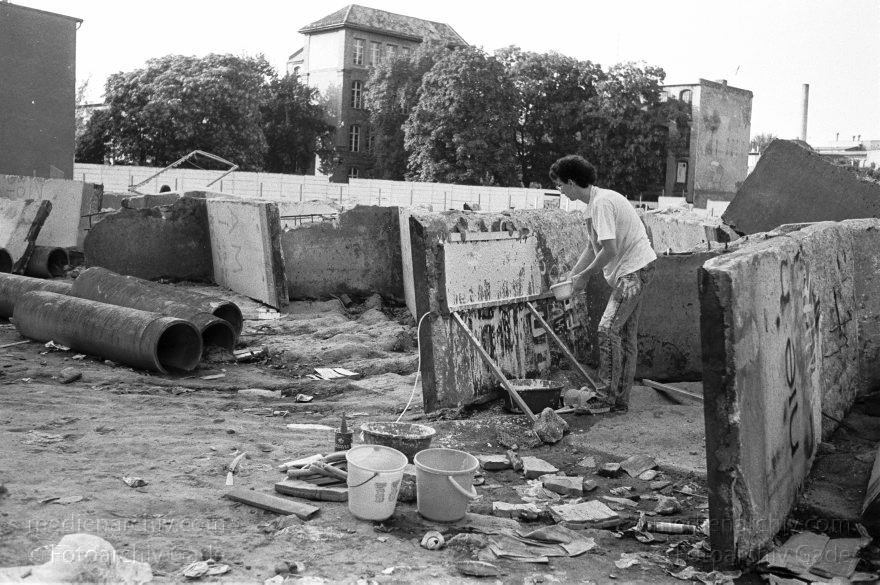 Berlin. Kreuzberg.Thomas Schelper. Abformung der Berliner Mauer
25. August 1990. Berlin. Kreuzberg. Mitte. Ehemaliger Mauerstreifen im Gebiet Sebastianstraße Luckauer Straße Thomas Schelper macht eine Abformung von einem Mauersegment
Schlüsselwörter: Abformung;Berlin;berlin wall;Berliner Mauer;DDR;DDR Grenze;Deutsche Demokratische Republik;Deutschland;GDR;Germany;Grenze;iron curtain;Kreuzberg;Mauer;Mitte;Ostberlin;Ostzone;1990;Schelper, Thomas