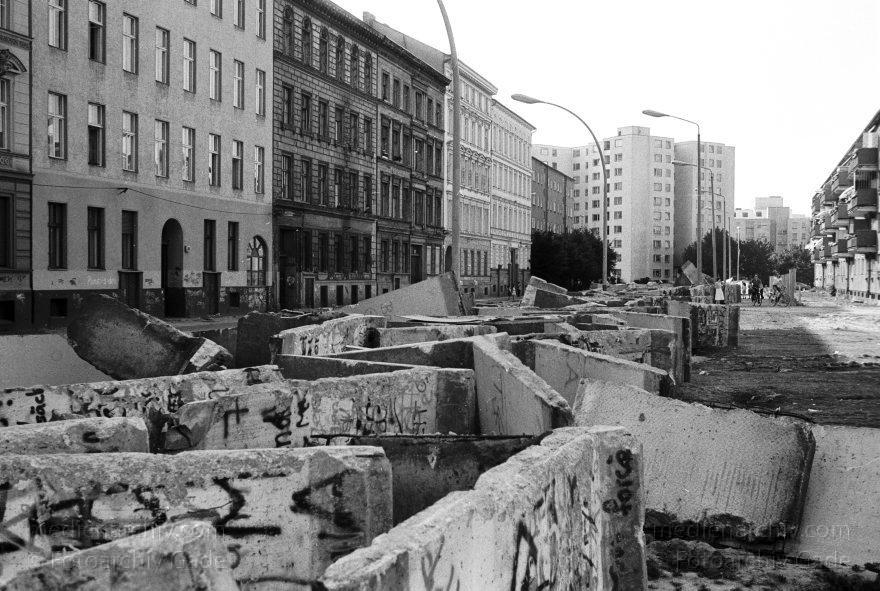 Berlin. Kreuzberg.Thomas Schelper. Abformung der Berliner Mauer
25. August 1990. Berlin. Kreuzberg. Mitte. Ehemaliger Mauerstreifen im Gebiet Sebastianstraße Luckauer Straße Thomas Schelper macht eine Abformung von einem Mauersegment
Schlüsselwörter: Berlin;berlin wall;Berliner Mauer;DDR;DDR Grenze;Deutsche Demokratische Republik;Deutschland;GDR;Germany;Grenze;iron curtain;Mauer;Mitte;Ostberlin;Ostzone;1990;Sebastianstraße