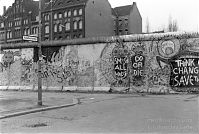 Dateiname=Berliner-Mauer-Mitte-Kreuzberg-1990-02.jpg
Dateigröße=212KB
Abmessungen: 880x591
hinzugefügt am: 04. Januar 2016 Berliner-Mauer-Mitte-Kreuzberg-1990-02.jpg