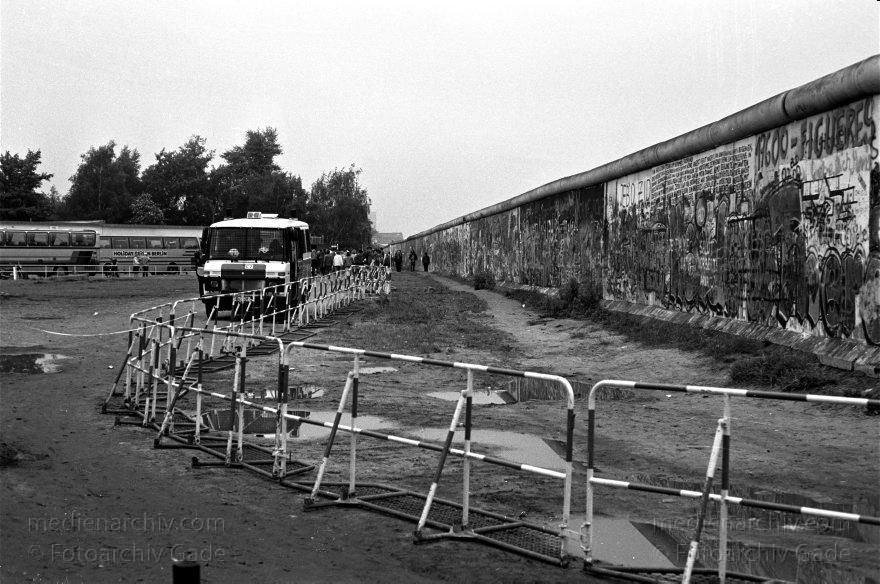 Berlin. Potsdamer Platz. Berliner Mauer
7. Juni 1988. Deutschland. Berlin. Potsdamer Platz. Demonstration am Lenné Dreieck. Berliner Mauer
Schlüsselwörter: Berlin;berlin wall;Berliner Mauer;DDR;DDR Grenze;Demonstration;Deutsche Demokratische Republik;Deutschland;GDR;Germany;Grenze;iron curtain;Mitte;Ostberlin;Ostzone;1988;Potsdamer Platz