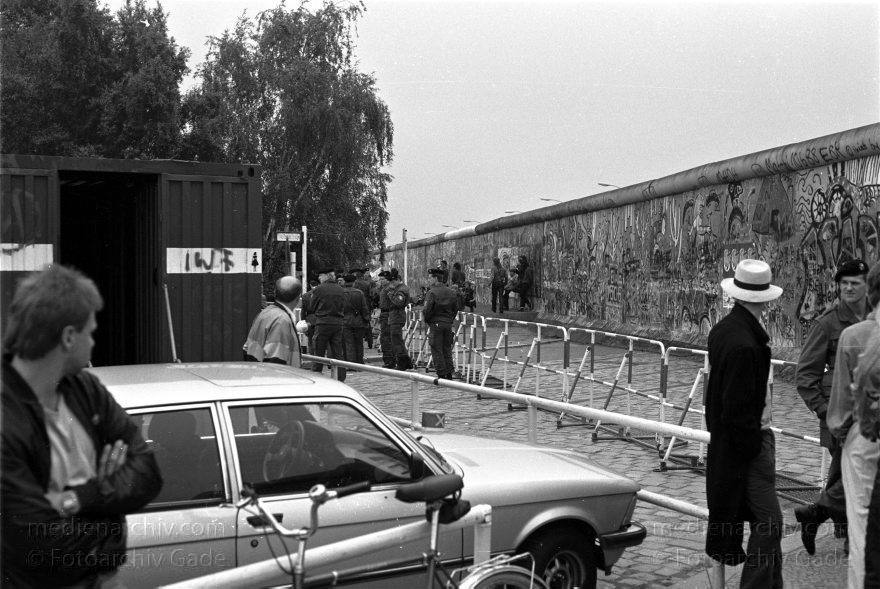 Lenné Dreieck. Berliner Mauer. Grenze der DDR
7. Juni 1988. Deutschland. Berlin. Potsdamer Platz. Demonstration am Lenné Dreieck. Berliner Mauer. Grenze der DDR
Schlüsselwörter: Berlin;berlin wall;Berliner Mauer;DDR;DDR Grenze;Demonstration;Deutsche Demokratische Republik;Deutschland;GDR;Germany;Grenze;iron curtain;Mitte;Ostberlin;Ostzone;1988;Potsdamer Platz