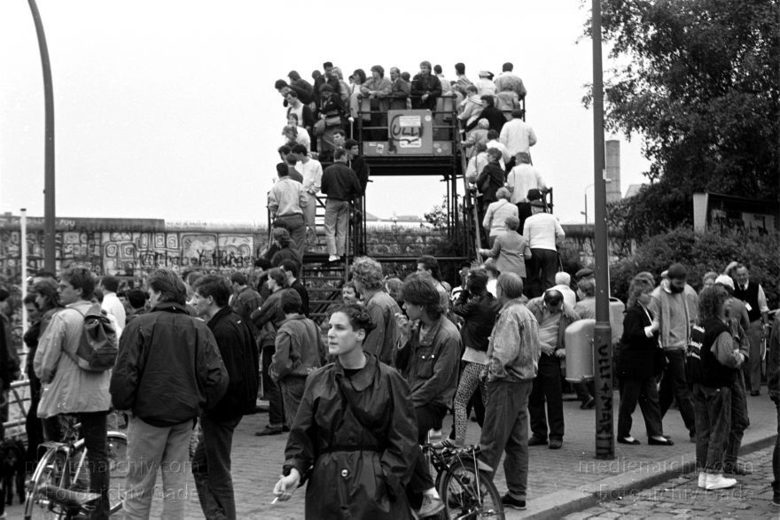Potsdamer Platz. Demonstration am Lenné Dreieck. Berliner Mauer. Grenze der DDR
7. Juni 1988. Deutschland. Berlin. Potsdamer Platz. Demonstration am Lenné Dreieck. Berliner Mauer. Grenze der DDR. Polizei
Schlüsselwörter: Berlin;berlin wall;Berliner Mauer;DDR;DDR Grenze;Demonstration;Deutsche Demokratische Republik;Deutschland;GDR;Germany;Grenze;iron curtain;Mitte;Ostberlin;Ostzone;1988;Potsdamer Platz