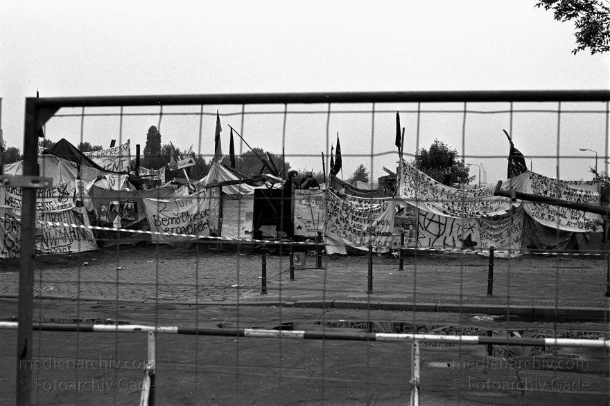 Demonstration am Lenné Dreieck. Aussichtplattform. Berliner Mauer
7. Juni 1988. Deutschland. Berlin. Potsdamer Platz. Demonstration am Lenné Dreieck. Aussichtplattform. Berliner Mauer
Schlüsselwörter: Berlin;berlin wall;Berliner Mauer;DDR;DDR Grenze;Demonstration;Deutsche Demokratische Republik;Deutschland;GDR;Germany;Grenze;iron curtain;Mitte;Ostberlin;Ostzone;1988;Potsdamer Platz