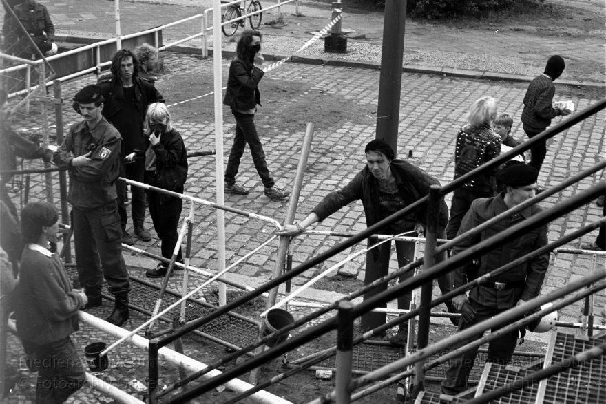 Potsdamer Platz. Demonstration am Lenné Dreieck. Aussichtsplattform
7. Juni 1988. Deutschland. Berlin. Potsdamer Platz. Demonstration am Lenné Dreieck. Aussichtsplattform. Berliner Mauer der DDR
Schlüsselwörter: Berlin;berlin wall;Berliner Mauer;DDR;DDR Grenze;Demonstration;Deutsche Demokratische Republik;Deutschland;GDR;Germany;Grenze;Mitte;Ostberlin;Ostzone;1988;Potsdamer Platz