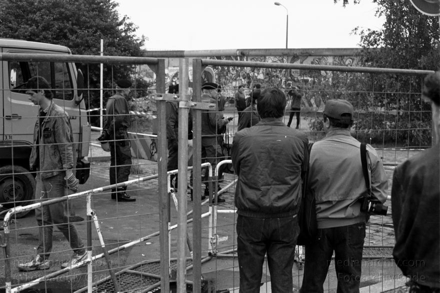 Demonstration am Lenné Dreieck
7. Juni 1988. Deutschland. Berlin. Potsdamer Platz. Demonstration am Lenné Dreieck. Spendensammler
Schlüsselwörter: Berlin;berlin wall;Berliner Mauer;DDR;DDR Grenze;Demonstration;Deutsche Demokratische Republik;Deutschland;GDR;Germany;Grenze;iron curtain;Mitte;Ostberlin;Ostzone;1988;Potsdamer Platz