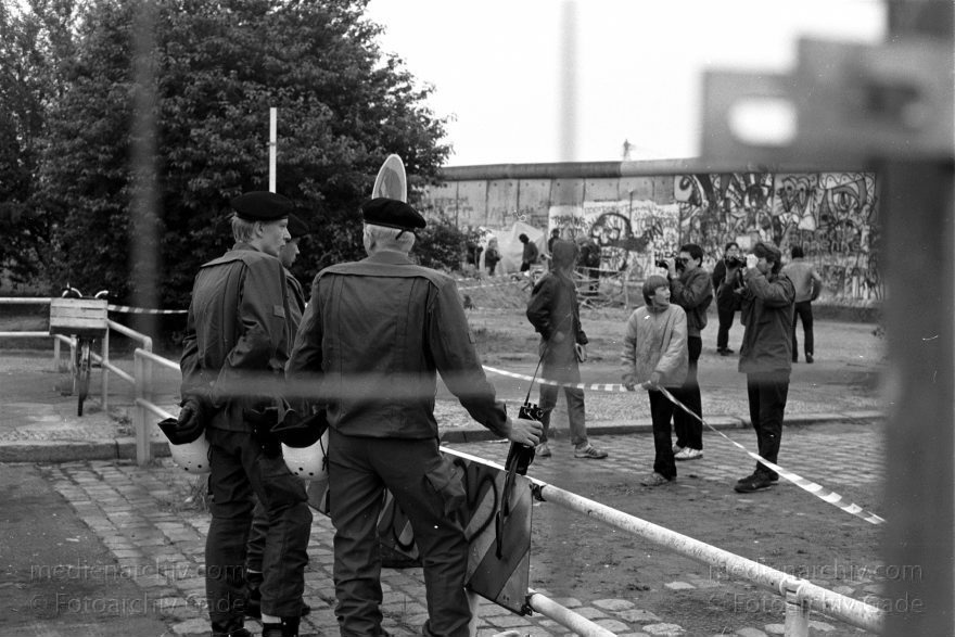 Demonstration am Lenné Dreieck. Aussichtsplattform. Berliner Mauer der DDR
7. Juni 1988. Deutschland. Berlin. Potsdamer Platz. Demonstration am Lenné Dreieck. Aussichtsplattform. Berliner Mauer der DDR
Schlüsselwörter: Berlin;berlin wall;Berliner Mauer;DDR;DDR Grenze;Demonstration;Deutsche Demokratische Republik;Deutschland;GDR;Germany;Grenze;iron curtain;Mitte;Ostberlin;Ostzone;1988;Potsdamer Platz