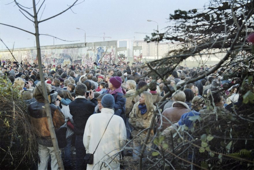 Berlin. Öffnung der Berliner Mauer zwischen Tiergarten und Mitte.
12. 11. 1989. Berlin. Öffnung der Berliner Mauer zwischen Tiergarten und Mitte beim Potsdamer Platz. DDR Grenze. Viele Schaulustige verfolgen die Vorgänge.
Schlüsselwörter: Berlin;berlin wall;Berliner Mauer;DDR;GDR;Germany;Grenze;Ostberlin;Potsdamer Platz;1989;Westberlin