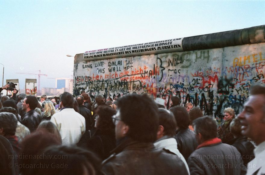 Potsdamer Platz. Berliner Mauer. Neuer Grenzübergang. DDR Grenze
12. November 1989. Deutschland. Berlin. Mitte. Tiergarten. Potsdamer Platz. Berliner Mauer. Aussichtsplattform
Schlüsselwörter: Berlin;berlin wall;Berliner Mauer;DDR;DDR Grenze;Deutsche Demokratische Republik;Deutschland;GDR;Germany;Grenze;iron curtain;Mitte;Ostberlin;Ostzone;1989;Potsdamer Platz