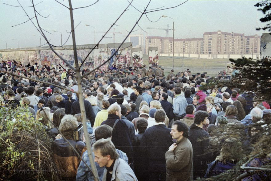 Berlin. Öffnung der Berliner Mauer zwischen Tiergarten und Mitte.
12. 11. 1989. Berlin. Öffnung der Berliner Mauer zwischen Tiergarten und Mitte beim Potsdamer Platz. DDR Grenze. Viele Schaulustige verfolgen die Vorgänge.
Schlüsselwörter: Berlin;berlin wall;Berliner Mauer;DDR;GDR;Germany;Grenze;Ostberlin;Potsdamer Platz;1989;Westberlin