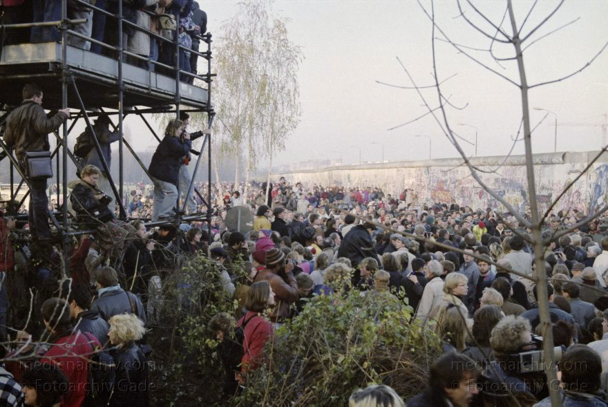 Berlin. Öffnung der Berliner Mauer zwischen Tiergarten und Mitte.
12. 11. 1989. Berlin. Öffnung der Berliner Mauer zwischen Tiergarten und Mitte beim Potsdamer Platz. DDR Grenze. Viele Schaulustige verfolgen die Vorgänge.
Schlüsselwörter: Berlin;berlin wall;Berliner Mauer;DDR;GDR;Germany;Grenze;Ostberlin;Potsdamer Platz;1989;Westberlin