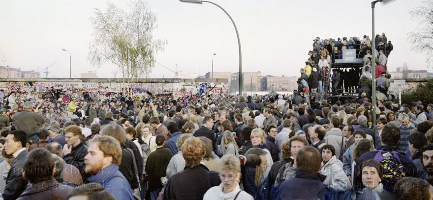 Berlin. Öffnung der Berliner Mauer zwischen Tiergarten und Mitte.
12. 11. 1989. Berlin. Öffnung der Berliner Mauer zwischen Tiergarten und Mitte beim Potsdamer Platz. DDR Grenze. Viele Schaulustige verfolgen die Vorgänge.
Schlüsselwörter: Berlin;berlin wall;Berliner Mauer;DDR;GDR;Germany;Grenze;Ostberlin;Potsdamer Platz;1989;Westberlin
