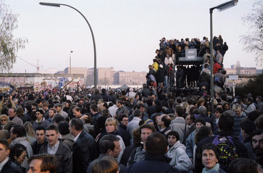 Berlin. Potsdamer Platz. Berliner Mauer
12. 11. 1989. Berlin. Mitte. Tiergarten. Potsdamer Platz. Berliner Mauer
Schlüsselwörter: Berlin;berlin wall;Berliner Mauer;DDR;Deutschland;Germany;Grenze;Ostberlin;Potsdamer Platz;1989;Tiergarten