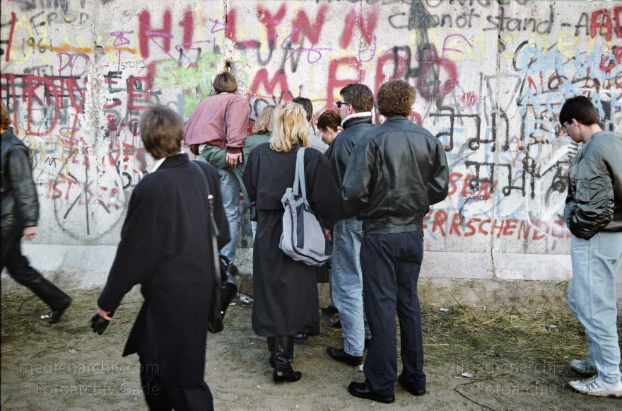 Berlin. Potsdamer Platz. Berliner Mauer
12. 11. 1989. Berlin. Mitte. Tiergarten. Potsdamer Platz. Berliner Mauer
Schlüsselwörter: Berlin;berlin wall;Berliner Mauer;DDR;Deutschland;Germany;Grenze;Ostberlin;Potsdamer Platz;1989;Tiergarten