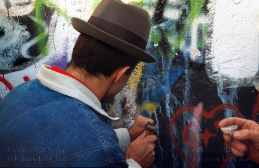 Berlin. Tiergarten. Berliner Mauer. Brandenburger Tor
12. November 1989. Deutschland. Berlin. Mitte. Tiergarten. Berliner Mauer. Brandenburger Tor. Berliner Mauer
Schlüsselwörter: Berlin;berlin wall;Berliner Mauer;DDR;DDR Grenze;Deutsche Demokratische Republik;Deutschland;GDR;Germany;Grenze;iron curtain;Mauer;Mitte;Ostberlin;1989;Ostzone