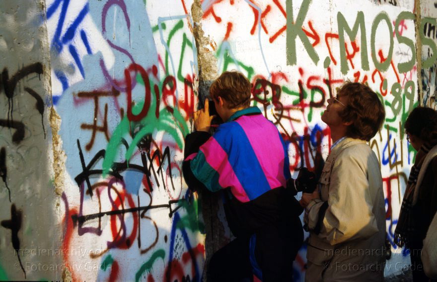 Potsdamer Platz. Schaulustige betrachten das Geschehen an der Mauer. Mauerspechte. Berliner Mauer
12. 11. 1989. Deutschland. Berlin. Potsdamer Platz. Schaulustige betrachten das Geschehen an der Mauer. Mauerspechte. Berliner Mauer
Schlüsselwörter: Berlin;berlin wall;Berliner Mauer;DDR;DDR Grenze;Deutsche Demokratische Republik;Deutschland;GDR;Germany;Grenze;iron curtain;Mauer;Mitte;Ostberlin;1989;Ostzone
