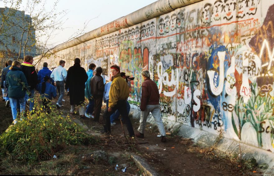 Potsdamer Platz. Berliner Mauer. Grenze der DDR
12. 11. 1989. Deutschland. Berlin. Potsdamer Platz. Schaulustige betrachten das Geschehen an der Mauer. Berliner Mauer. Grenze der DDR
Schlüsselwörter: Berlin;berlin wall;Berliner Mauer;DDR;DDR Grenze;Deutsche Demokratische Republik;Deutschland;GDR;Germany;Grenze;iron curtain;Mauer;Mitte;Ostberlin;1989;Ostzone