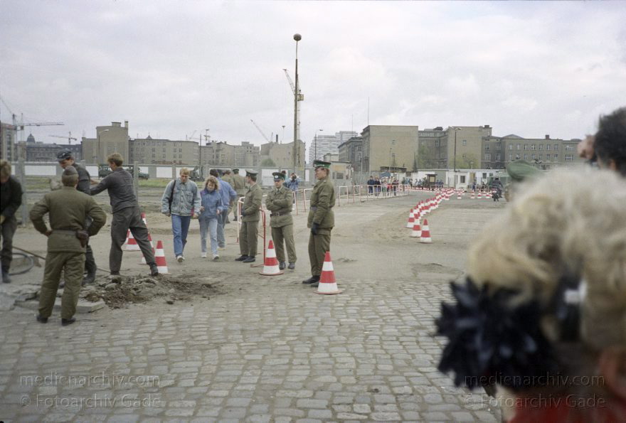 Berlin. Geöffnete Berliner Mauer beim Potsdamer Platz
14. 11. 1989. Berlin. Geöffnete Berliner Mauer beim Potsdamer Platz zwischen Tiergarten und Mitte. DDR Grenze. Grenzsoldaten und Schaulustige.
Schlüsselwörter: Berlin;berlin wall;Berliner Mauer;DDR;GDR;Germany;Grenze;Ostberlin;Potsdamer Platz;1989;Westberlin