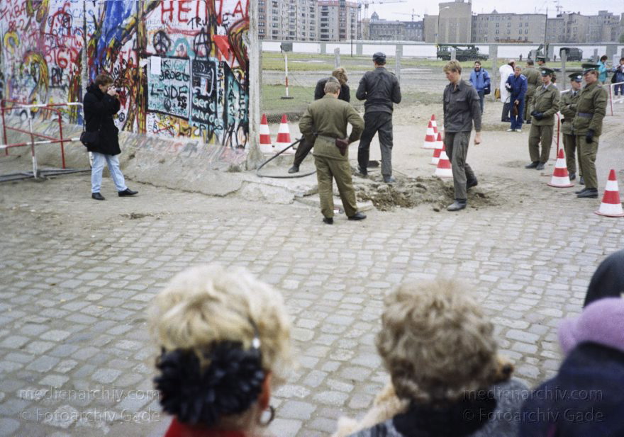 Berlin. Geöffnete Berliner Mauer beim Potsdamer Platz
14. 11. 1989. Berlin. Geöffnete Berliner Mauer beim Potsdamer Platz zwischen Tiergarten und Mitte. DDR Grenze. Grenzsoldaten und Schaulustige.
Schlüsselwörter: Berlin;berlin wall;Berliner Mauer;DDR;GDR;Germany;Grenze;Ostberlin;Potsdamer Platz;1989;Westberlin